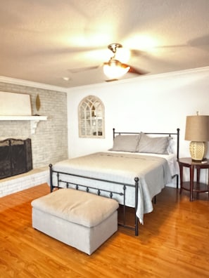 Unclassified image, 2 of 10, button - Welcoming studio with AC in peaceful Spring Hill (Spring Hill)