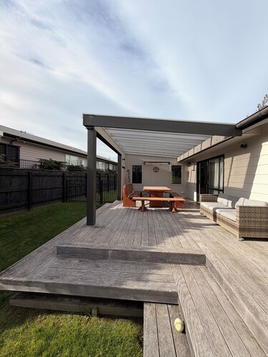 Kiwiana themed bach, perfect for family getaways or a retreat near the beach!