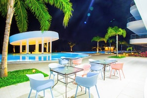 Căn hộ, ban công, quang cảnh sân golf | Khu ẩm thực ngoài trời
