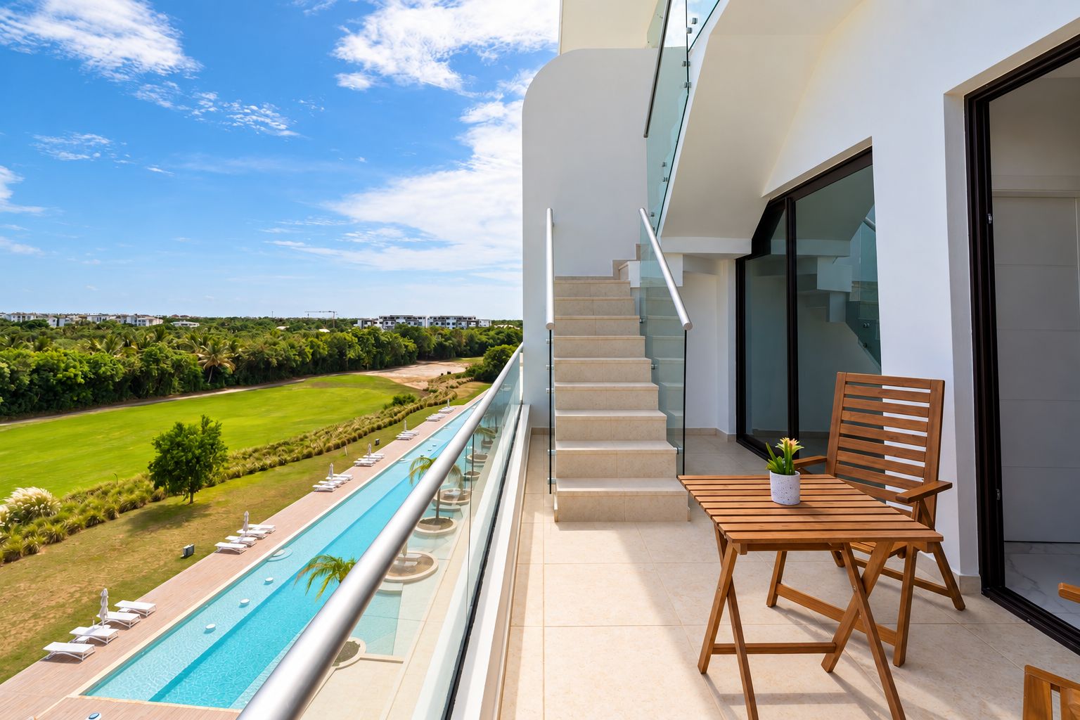 Un balcon avec une piscine, des meubles en bois et une vue sur un terrain de golf.