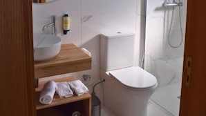 Chuveiro, produtos de toalete grátis, secador de cabelo 