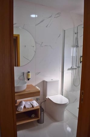 Shower, free toiletries, hair dryer, towels - Casa da Portela by Villa Regalenga (Resende)