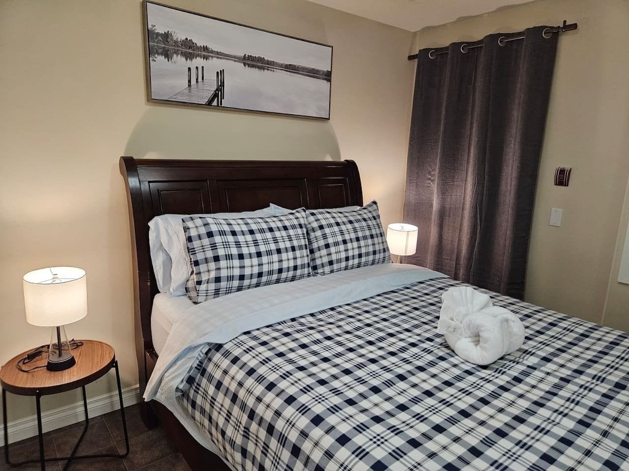 Tabla de planchar con plancha, wifi, ropa de cama