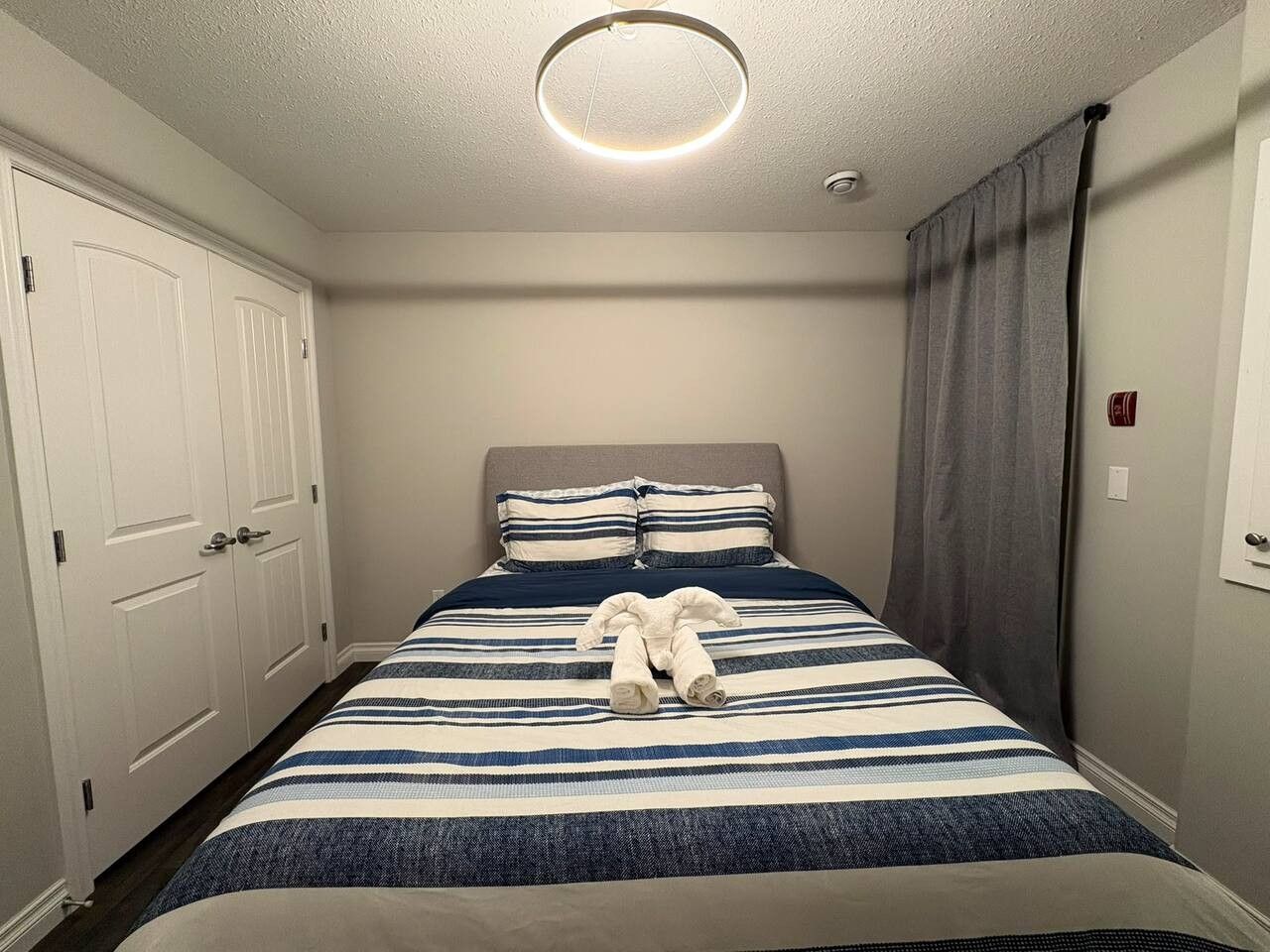 Tabla de planchar con plancha, wifi, ropa de cama