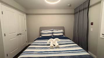 Tabla de planchar con plancha, wifi, ropa de cama