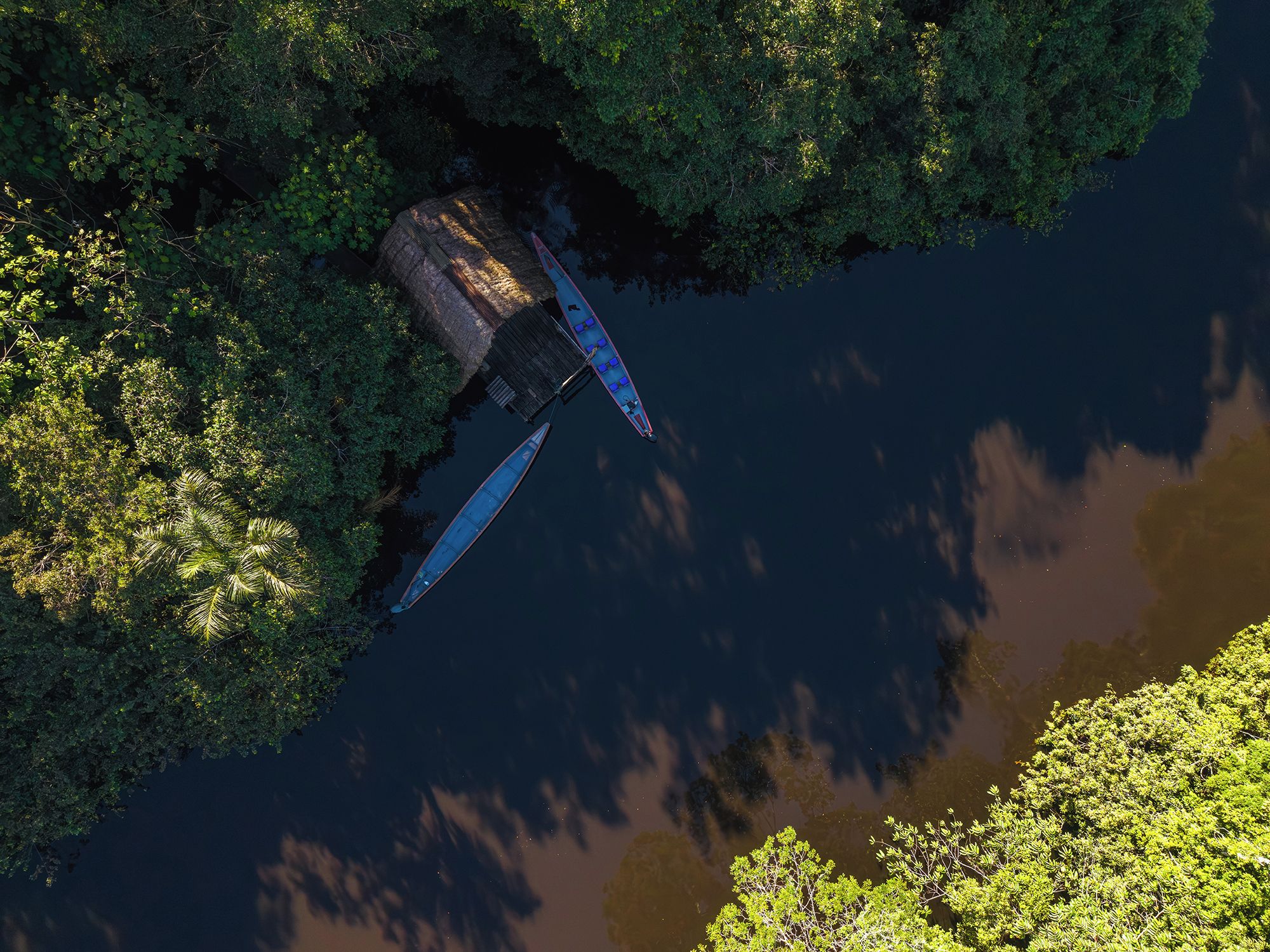 Um rio com um cais e um barco.