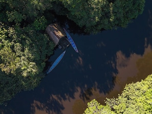 Un río con un muelle y un bote.