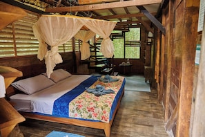 Una habitación con una cama, una mesa y una silla.