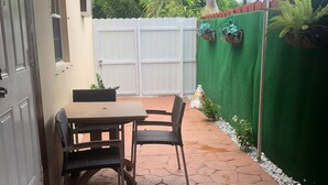 Outdoor dining - Tamiami Guest House- Studio #1 with pool (Miami)