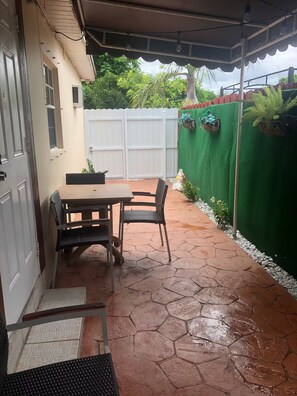 Outdoor dining - Tamiami Guest House- Studio #1 with pool (Miami)