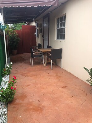 Outdoor dining - Tamiami Guest House- Studio #1 with pool (Miami)