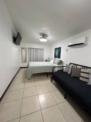 Room - Tamiami Guest House- Studio #1 with pool (Miami)