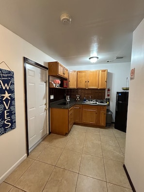 Private kitchen - Tamiami Guest House- Studio #2 with pool (Miami)