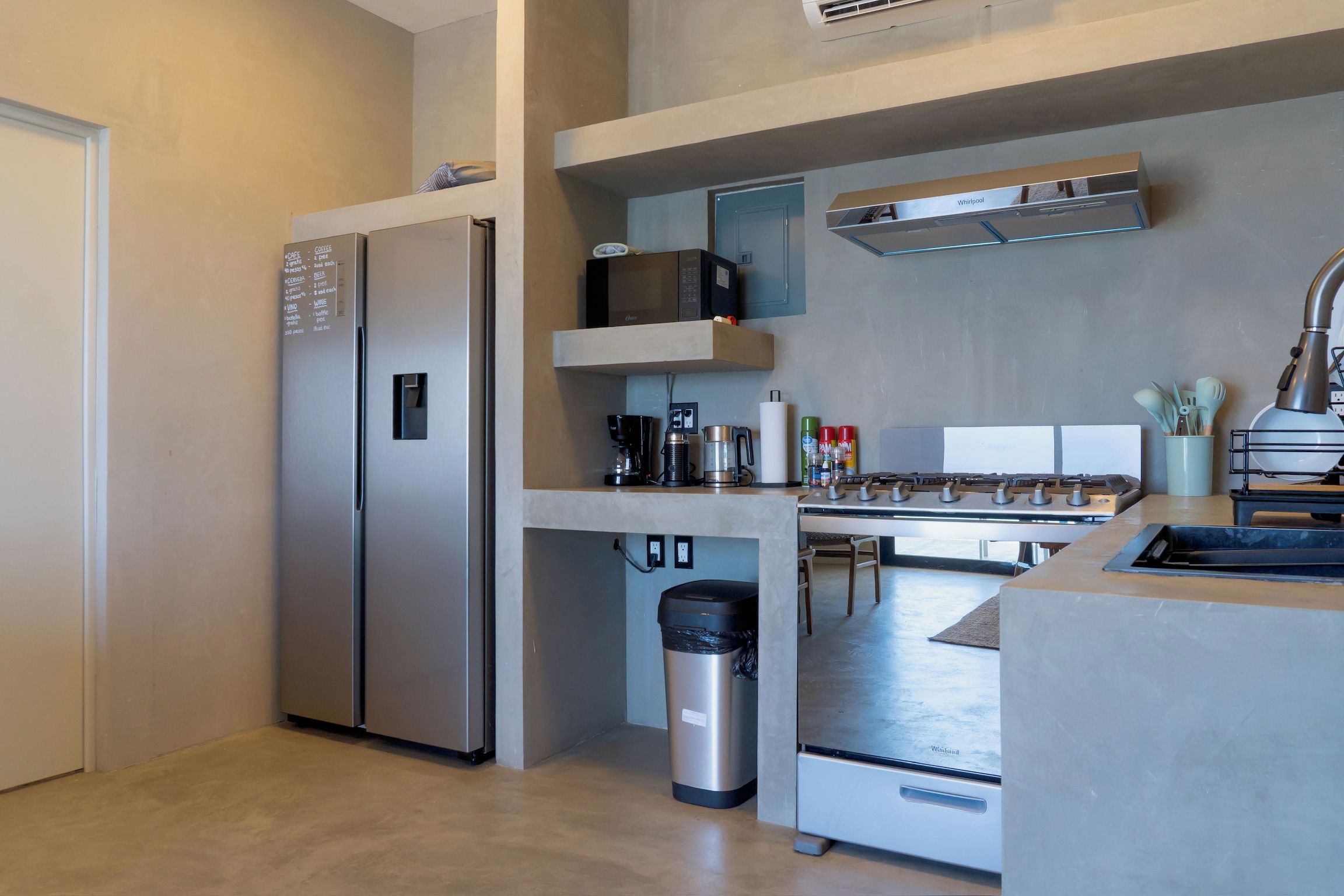 Una cocina moderna con refrigerador, microondas y estufa integrados.