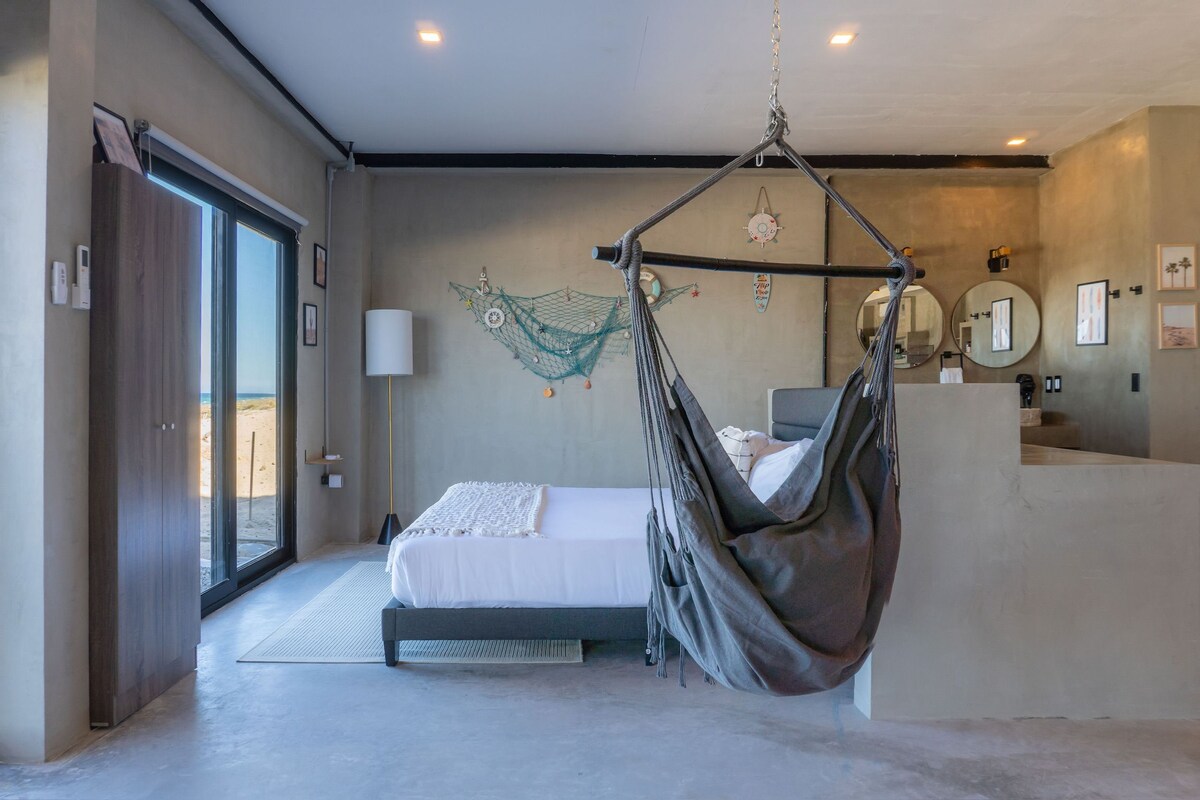 Suite Grand, pemandangan samudra | Tirai kedap cahaya, setrika/meja setrika, dan Wi-Fi gratis