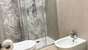 A bathroom with a toilet, bidet, and shower enclosure. - B&B Int'O'Vico – Deluxe Double Room 6 with Wi-Fi and Air Conditioning (Napoli)