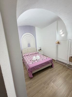 A bedroom with a bed, a bedside table, a lamp, and a wardrobe. - B&B Int'O'Vico – Standard Double Room 28 with Wi-Fi and Air Conditioning (Napoli)
