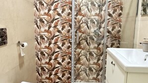 A bathroom with a shower enclosure, a toilet, and a sink. - B&B Int'O'Vico – Premium Double Room 29 with Balcony, Wi-Fi & Air Conditioning (Napoli)