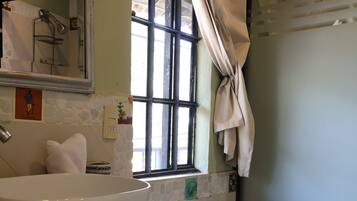 Un baño con lavamanos blanco, inodoro y zona de ducha.