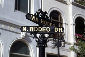 En gatukorsning som markeras med skyltar med texten ”VIA RODEO” och ”N. RODEO DR”.