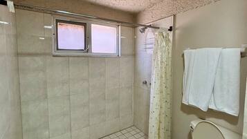 Basic-Einzelzimmer, Balkon, Stadtblick | Badezimmer | Dusche, Handtücher, Seife, Shampoo