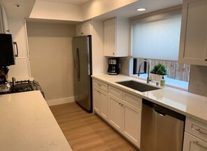 Private kitchen - 2BR/2BA Pet-friendly Short Walk to Beach! (San Clemente)