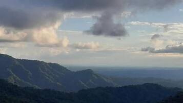 Un paisaje montañoso con vistas al horizonte.