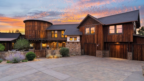 The Water Tower House by Avantstay Tower Card Room + Casita + Game Room Panoramic Cascade Views