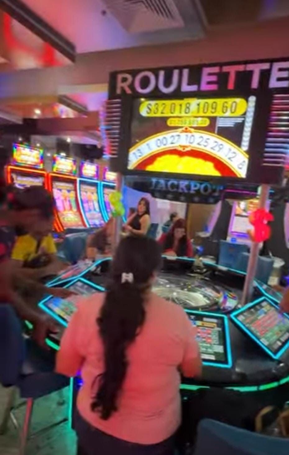 Una ruleta con pantalla digital y un cartel de premio mayor.