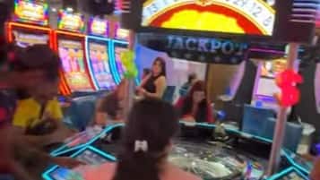 Una ruleta con pantalla digital y un cartel de premio mayor.