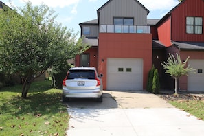 A modern two-story house with a garage, a driveway, and a tree in the front yard. - Townhouse in Athens City with 5 beds, 3 bedrooms, 2.5 baths, garage, Wi-Fi (Athens)