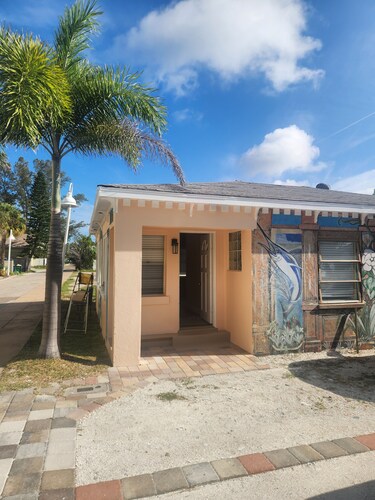 Beautiful 2-bedroom Cottage across the street from the beach.
