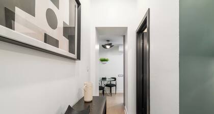 Modern West End 1BR, Walk to Queen West & Lake