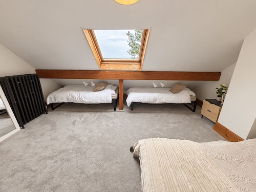 Ty Cerrig Bach – Hot tub, games room & pet-friendly stay near Benllech