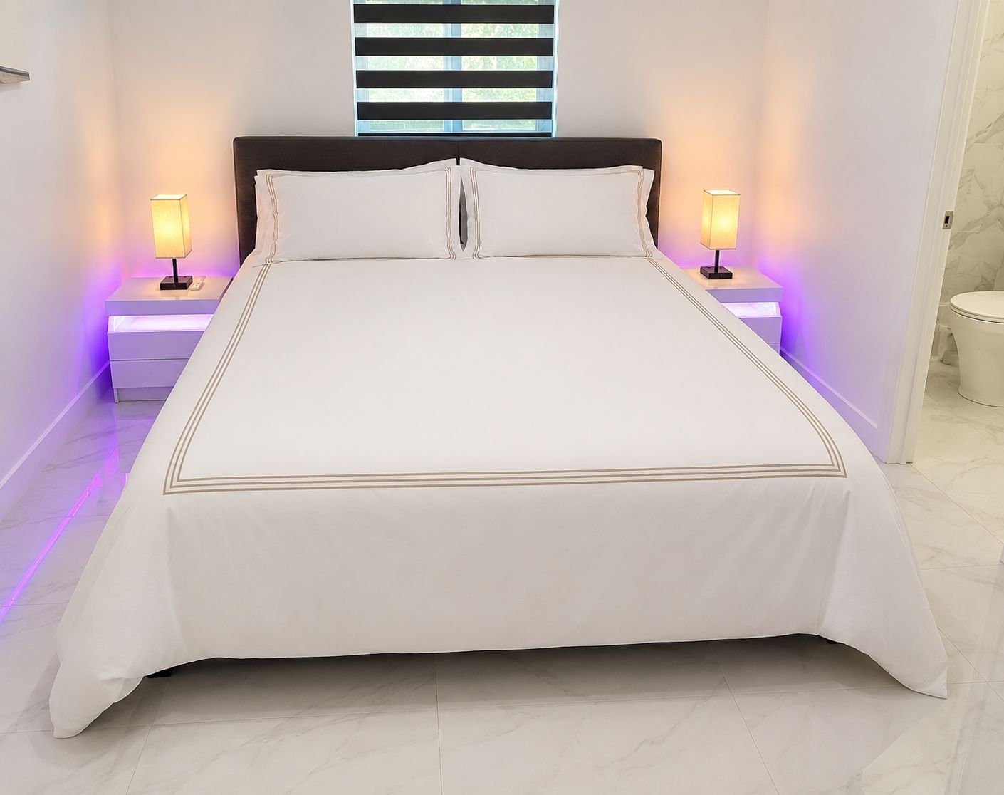 Tabla de planchar con plancha, wifi y ropa de cama 