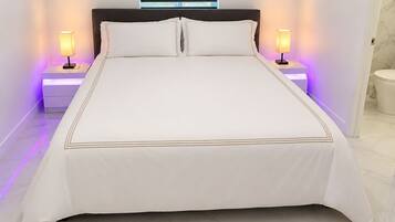 Tabla de planchar con plancha, wifi y ropa de cama