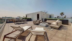 Outdoor dining - Exceptional Designer Residence in WeHo + Walkable (Los Angeles)