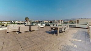Outdoor dining - Exceptional Designer Residence in WeHo + Walkable (Los Angeles)