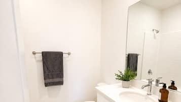 Shower, shampoo