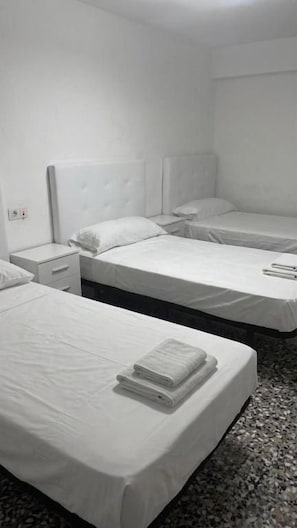 Basic Double Room - Hostal Parada  (Viladecans)