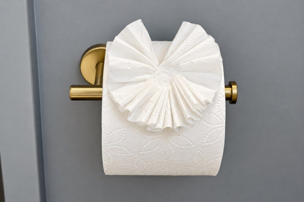 Ein dekorativer Papierhandtuchhalter mit Toilettenpapier.