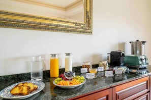 Un ricco buffet della colazione con diversi cibi e bevande.