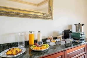 Buffet de l'esmorzar amb diversos plats i begudes.