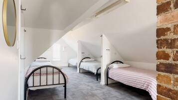Single Bed, Female-only dorm, Shared Bathroom | واي فاي مجانًا وملاءات أسرّة