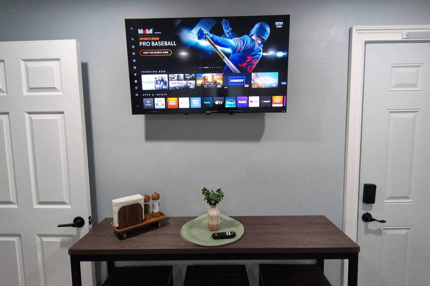 Ein Flachbildfernseher an der Wand, der einen Sportkanal anzeigt.