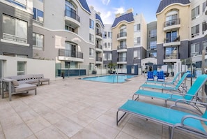 Una piscina al aire libre, una piscina climatizada