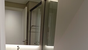 シャワー、ヘアドライヤー、タオル、石鹸