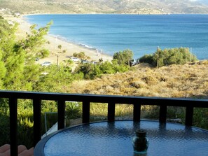 A balcony with a view of a beach and the sea. - Marvina (Chios)