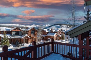 A snow-covered mountain town with wooden houses and a clear sky. - Hygge Hideaway | Private Hot Tub (Winter Park)