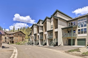 A row of modern buildings with multiple floors, balconies, and a clear sky. - Rendezvous Retreat | Pet Friendly with Peak Vistas | Walk to Trails (Fraser)